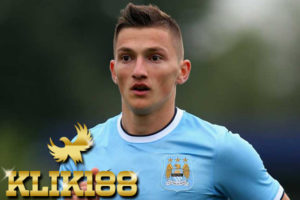 Gelandang Muda Manchester City Gantung Sepatu