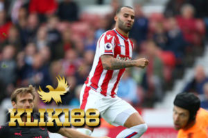 Tak Dimainkan Oleh Pelatih Pemain Stoke Tinggalkn Lapangan