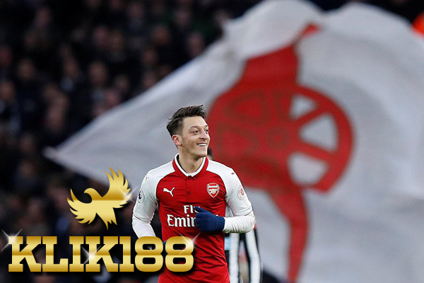 PREDIKSITOGEL88.COM - Laporan Pertandingan Sepakbola Arsenal VS Newcastle - Arsenal menjamu Newcastle United di Emirates Stadium pada matchweek 18 Premier League 2017/18,