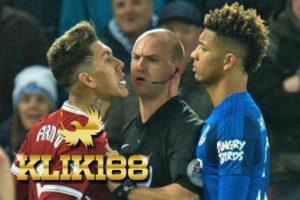 PREDIKSITOGEL88.COM - Roberto Firmino Tak Dihukum Usai Lawan Mason Holgate - Pemain klub Liga Inggris Liverpool, Roberto Firmino, ternyata tidak dihukum usai sempat saling adu mulut melawan pemain bek klub Everton, Mason Holgate. Hal ini ditegaskan oleh federasi sepakbola Inggris.