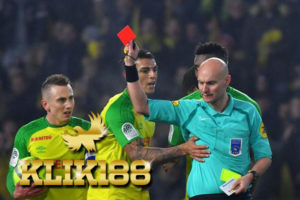 Wasit Ligue 1 Prancis Diskor Enam Bulan Karena Tendang Pemain